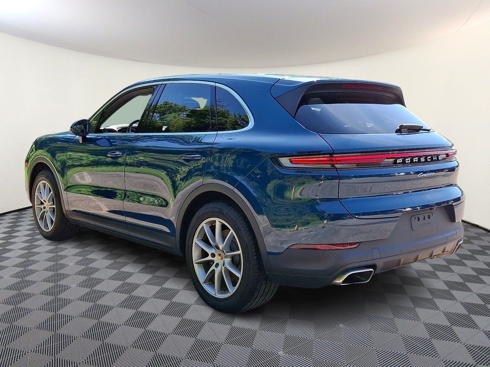 Used 2024 Porsche Cayenne AWD/4WD image 4