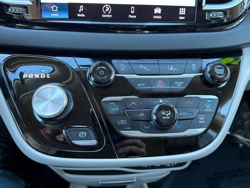 Used 2024 Chrysler Pacifica Touring-L image 29