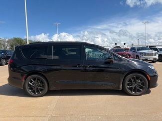 Used 2025 Chrysler Pacifica Limited FWD video 2