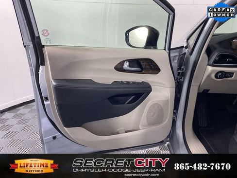 Used 2024 Chrysler Pacifica Limited image 12