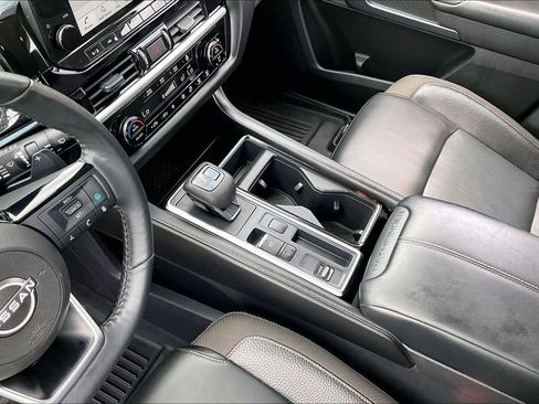 Used 2022 Nissan Pathfinder SL FWD image 17