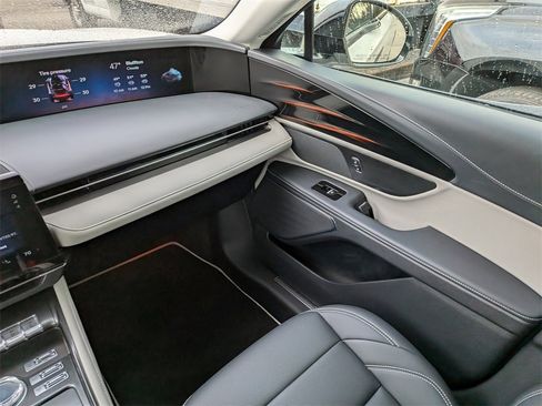 Used 2025 Lincoln Nautilus Premier image 18