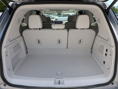New 2026 Buick Enclave Avenir w/ Super Cruise Package FWD image 17