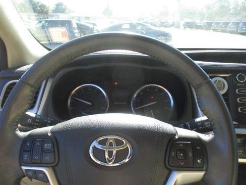 Used 2016 Toyota Highlander XLE image 17