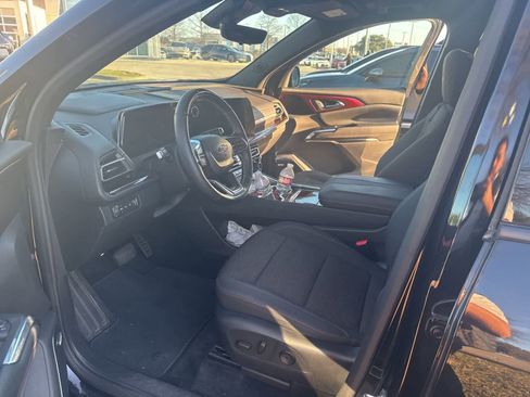 Used 2024 Chevrolet Traverse Z71 w/ Enhanced Driving Package image 9