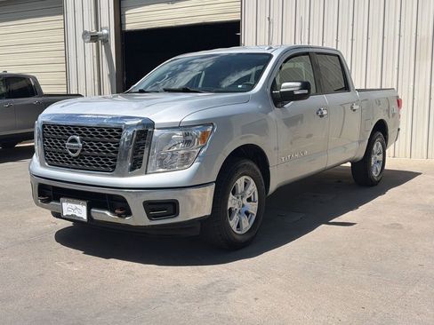 Used 2018 Nissan Titan SV AWD/4WD image 1
