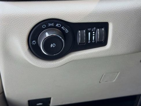 Used 2022 Chrysler Pacifica Touring-L image 12