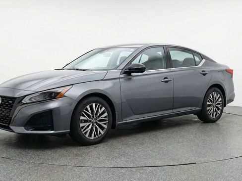 Used 2025 Nissan Altima 2.5 SV FWD image 3