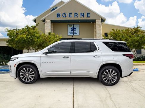 Used 2022 Chevrolet Traverse Premier FWD image 2