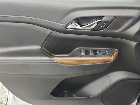 Used 2022 GMC Acadia SLE FWD image 24