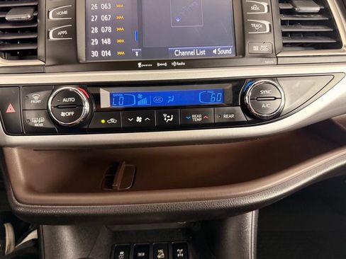 Used 2018 Toyota Highlander XLE AWD/4WD image 32