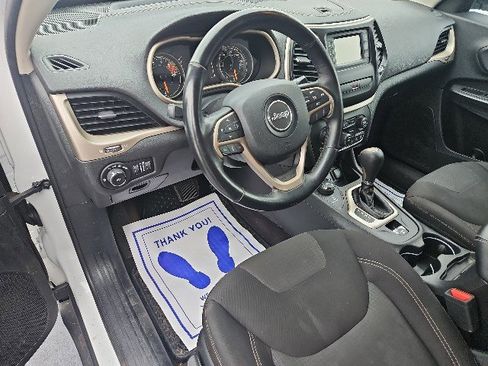 Used 2017 Jeep Cherokee Latitude w/ Cold Weather Group image 8