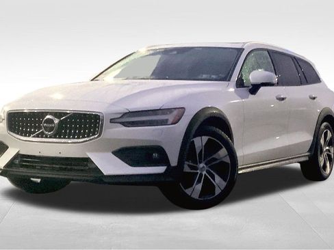 Used 2022 Volvo V60 T5 Cross Country image 2