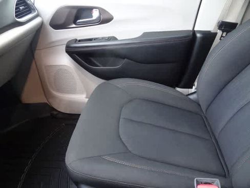 Used 2018 Chrysler Pacifica Touring Plus w/ Tire & Wheel Group FWD image 16