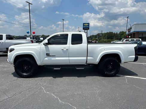 Used 2021 Toyota Tacoma SR5 AWD/4WD image 9