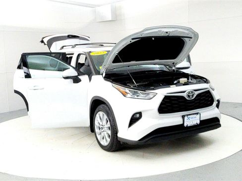 Used 2023 Toyota Highlander Limited image 9