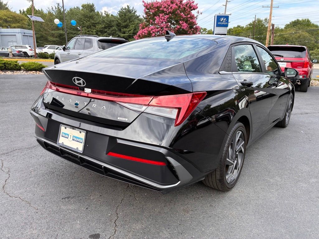 Used 2025 Hyundai Elantra Limited w/ Cargo Package FWD image 7