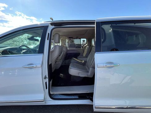 Used 2019 Chrysler Pacifica Limited image 10