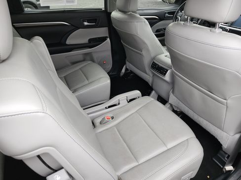 Used 2016 Toyota Highlander Limited image 21