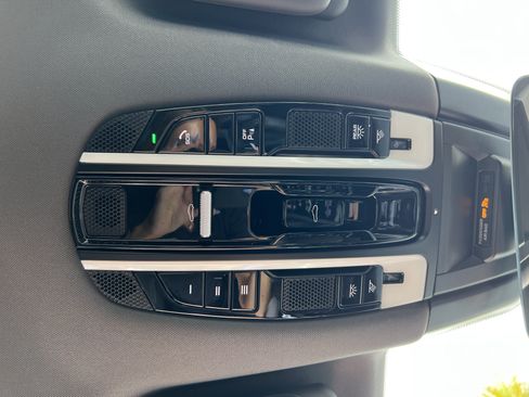 Used 2023 Porsche Cayenne AWD/4WD image 38