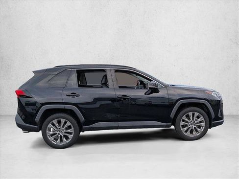 Used 2020 Toyota RAV4 XLE Premium image 4