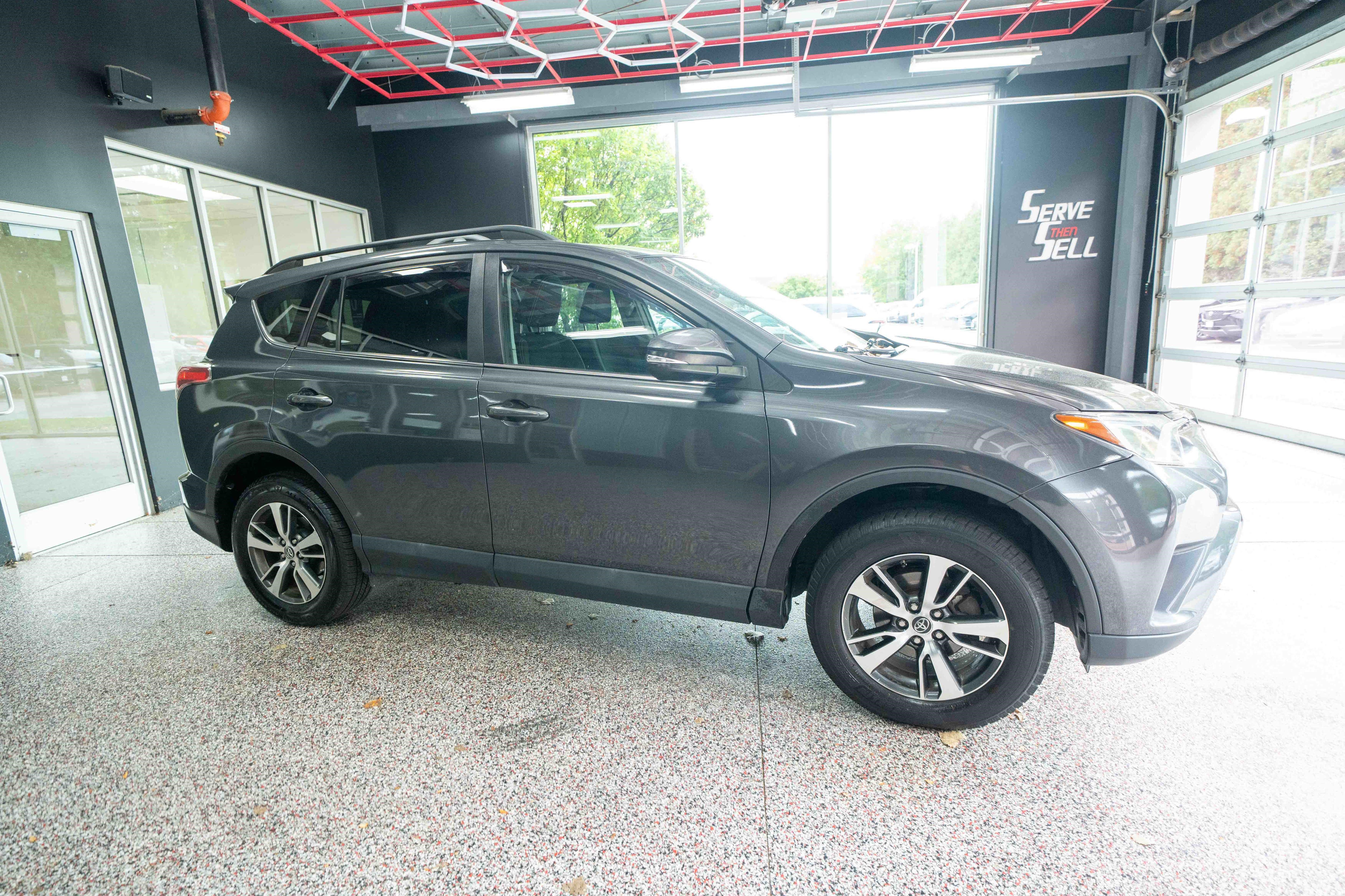 Used 2018 Toyota RAV4 XLE AWD/4WD image 5