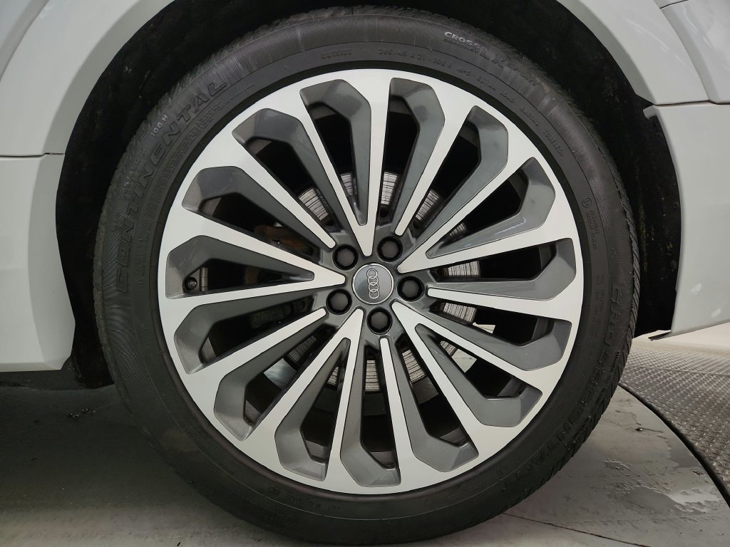 Used 2019 Audi e-tron Prestige w/ Prestige Package AWD/4WD image 37