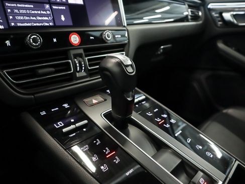 Certified 2024 Porsche Macan AWD/4WD image 18