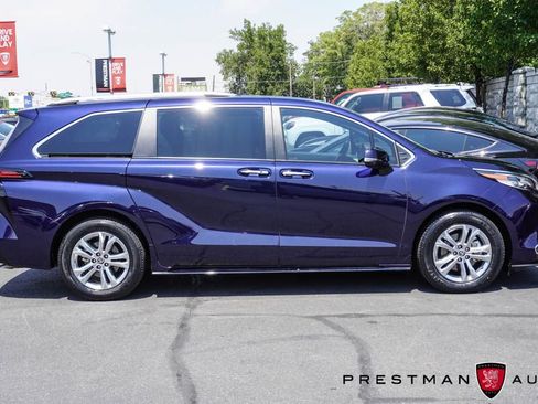 Used 2023 Toyota Sienna Platinum AWD/4WD image 16