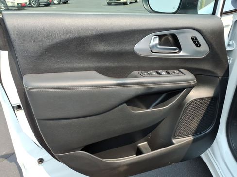 Used 2023 Chrysler Pacifica Touring-L w/ S Appearance Package AWD/4WD image 11