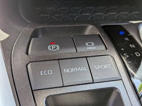 Used 2024 Toyota RAV4 XLE FWD image 21