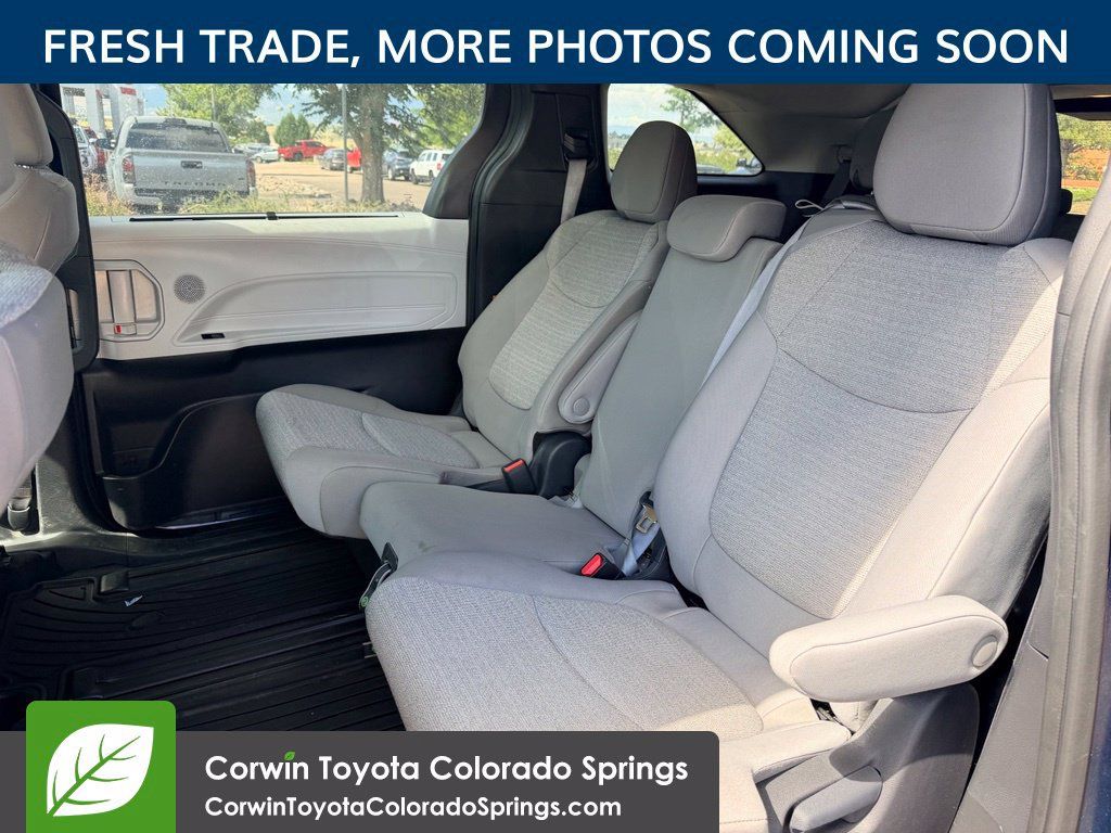 Used 2025 Toyota Sienna LE AWD/4WD image 10