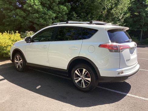 Used 2017 Toyota RAV4 XLE AWD/4WD image 10