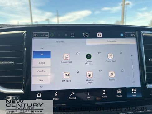 Used 2025 Chrysler Pacifica Limited image 44