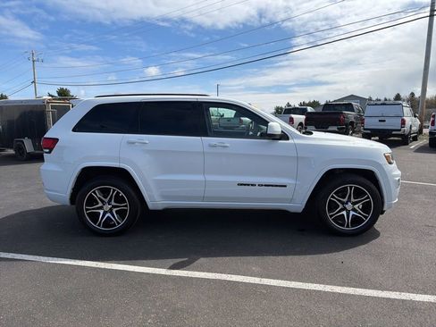 Used 2020 Jeep Grand Cherokee Altitude image 2