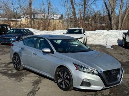 Used 2022 Nissan Altima 2.5 SV w/ SV Premium Package image 3