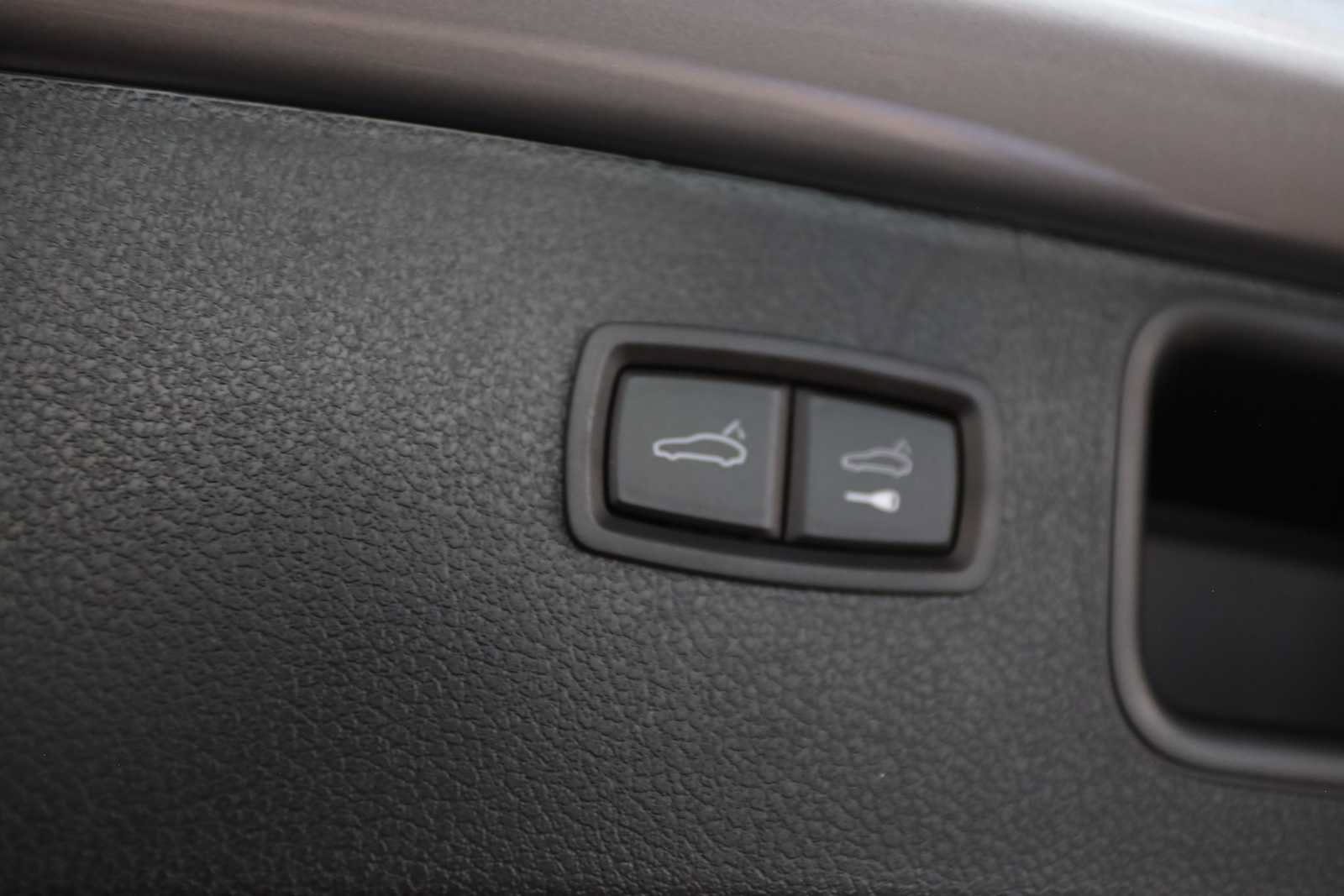 Used 2025 Porsche Macan AWD/4WD image 16