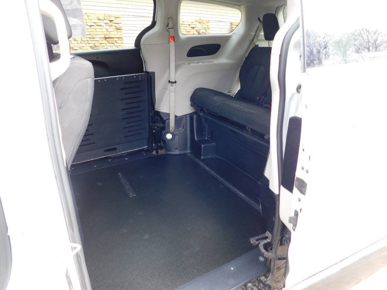 Used 2022 Chrysler Voyager LX FWD image 29