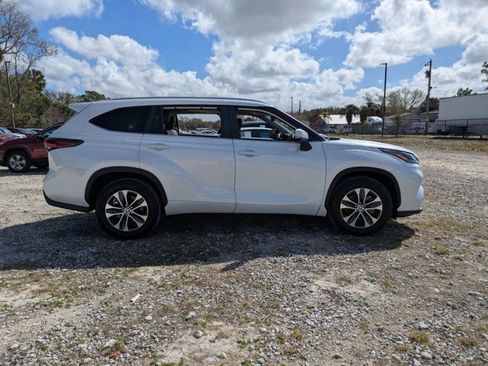 Certified 2025 Toyota Highlander XLE image 4