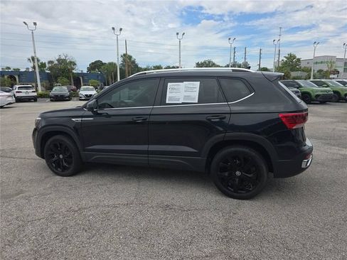 Used 2022 Volkswagen Taos SE FWD image 4