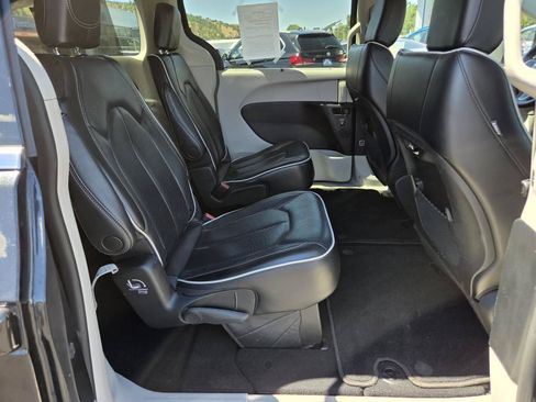 Used 2023 Chrysler Pacifica Limited FWD image 19