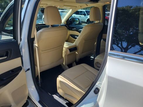 Used 2019 Toyota Highlander XLE FWD image 10