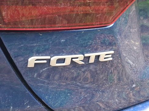 Used 2023 Kia Forte LXS image 3