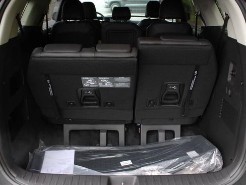 New 2026 Kia Carnival EX FWD image 9