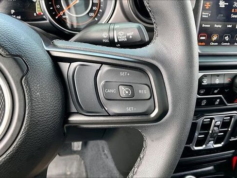 Used 2023 Jeep Gladiator Sport image 11