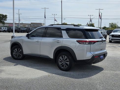 Used 2022 Nissan Pathfinder SV image 4