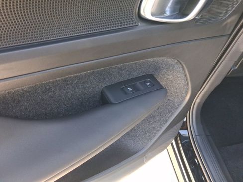 Used 2023 Volvo C40 Recharge Core image 12