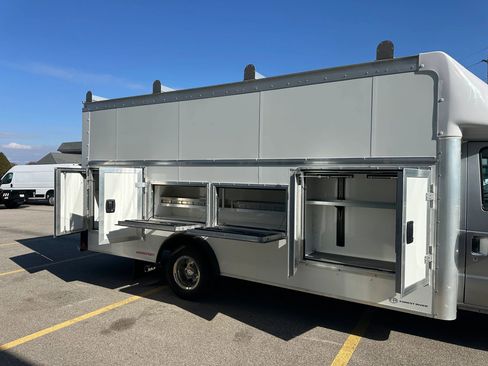 Used 2025 Ford E-450 and Econoline 450 Super Duty w/ Driver's Safety Package image 13