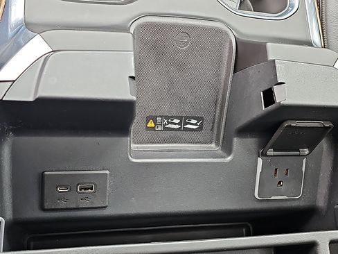 Used 2022 Chevrolet Silverado 1500 High Country w/ High Country Premium Package AWD/4WD image 27