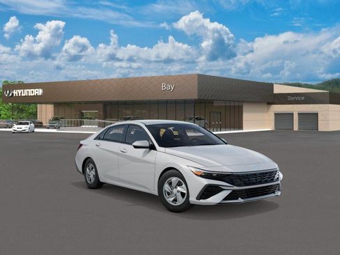 New 2026 Hyundai Elantra SE image 2